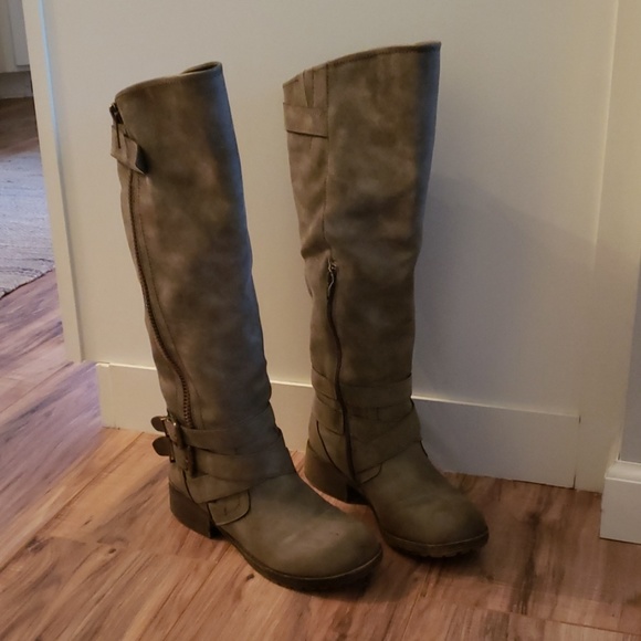 Boots - Picture 3 of 3